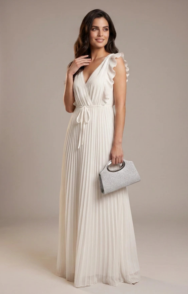 Vestido largo en marfil con escote cruzado y volantes en los hombros, ejemplo del estilo Soft Feminine.