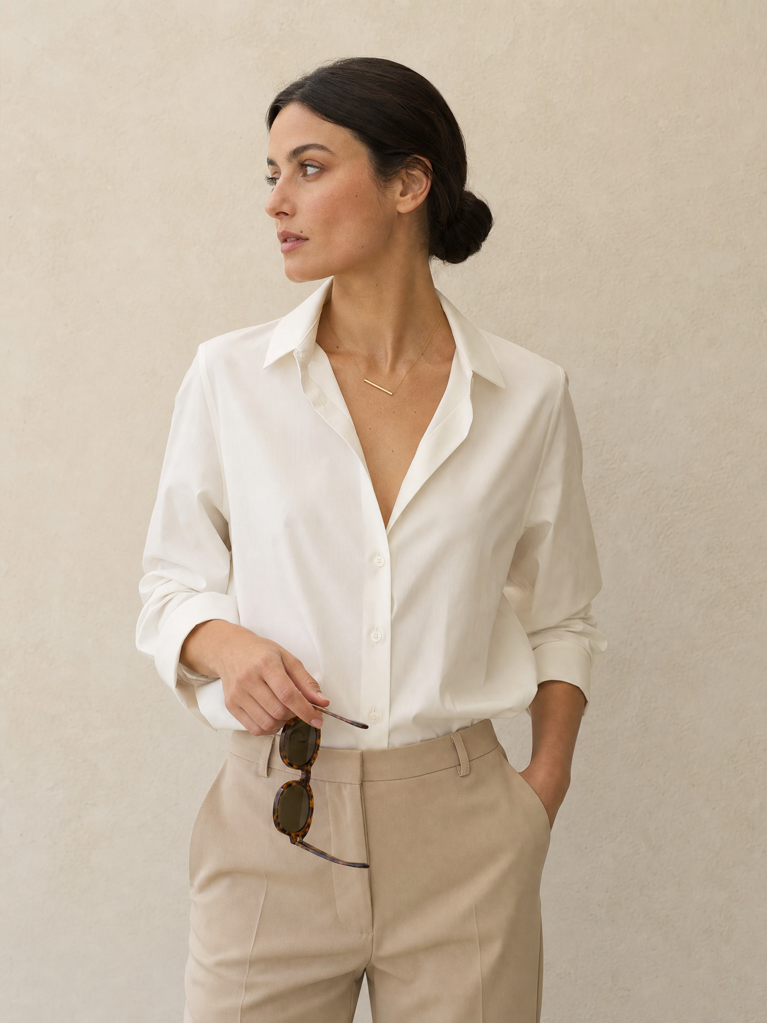 Mujer con camisa de popelina marfil y pantalón beige, estilo Minimal